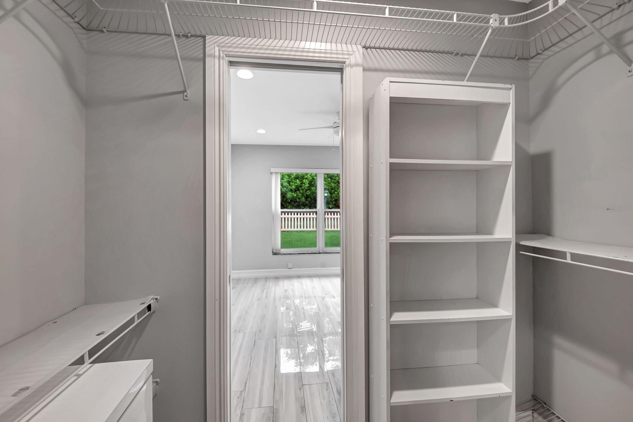 5846 Mirror Lakes Boulevard