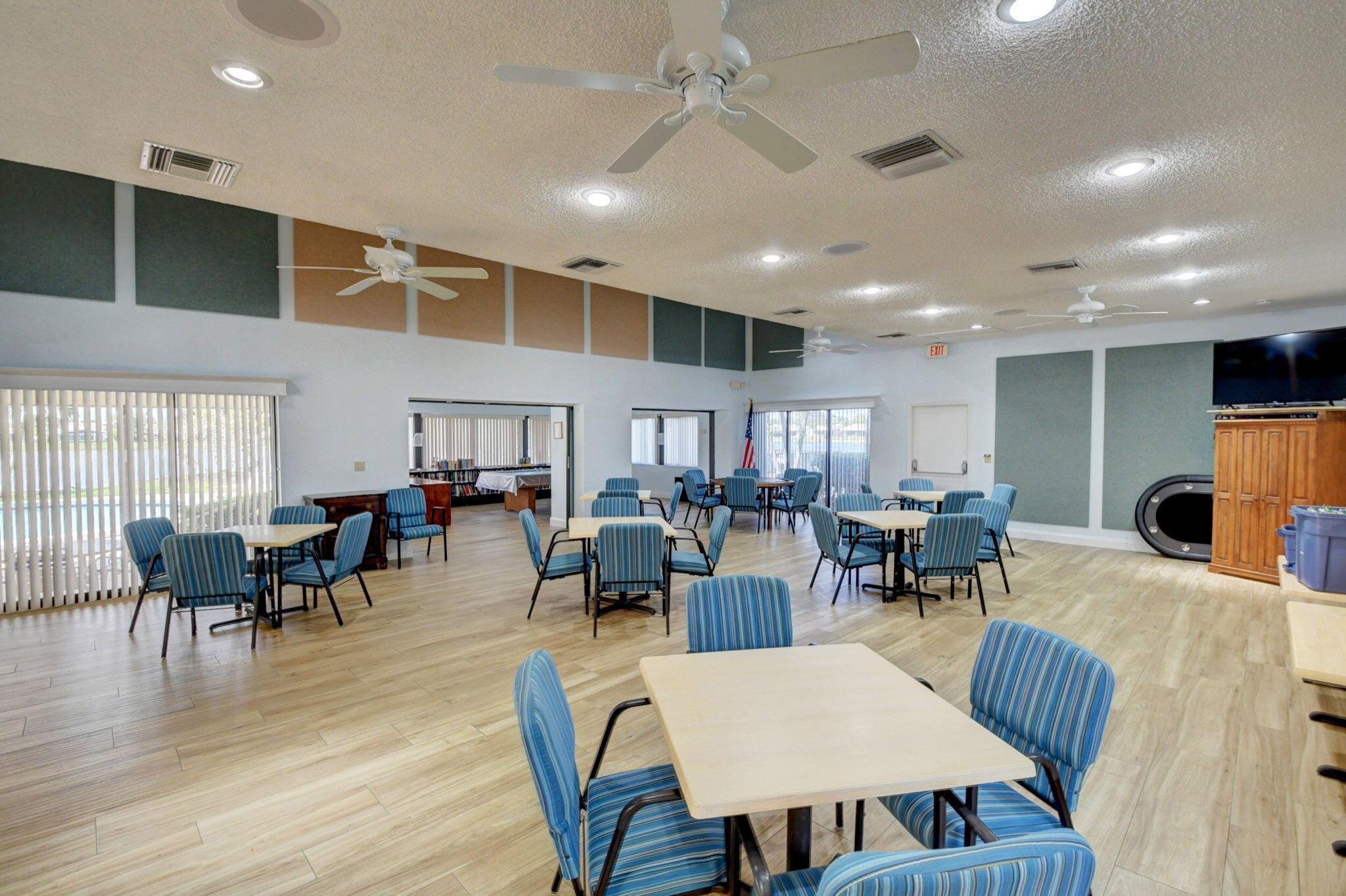 5846 Mirror Lakes Boulevard