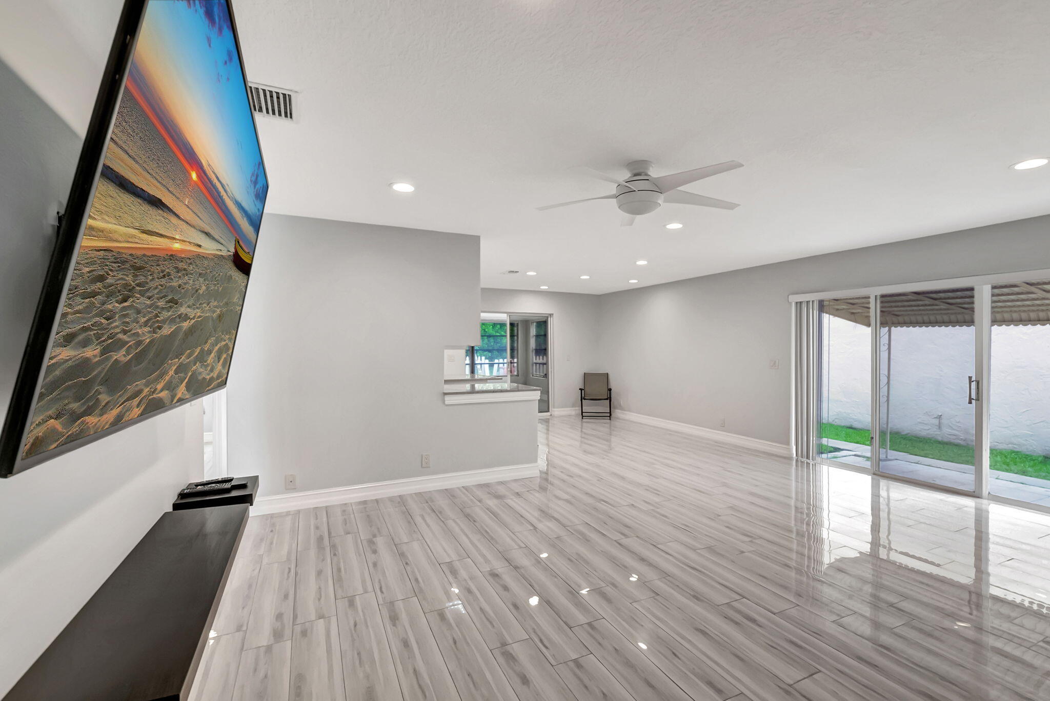 5846 Mirror Lakes Boulevard