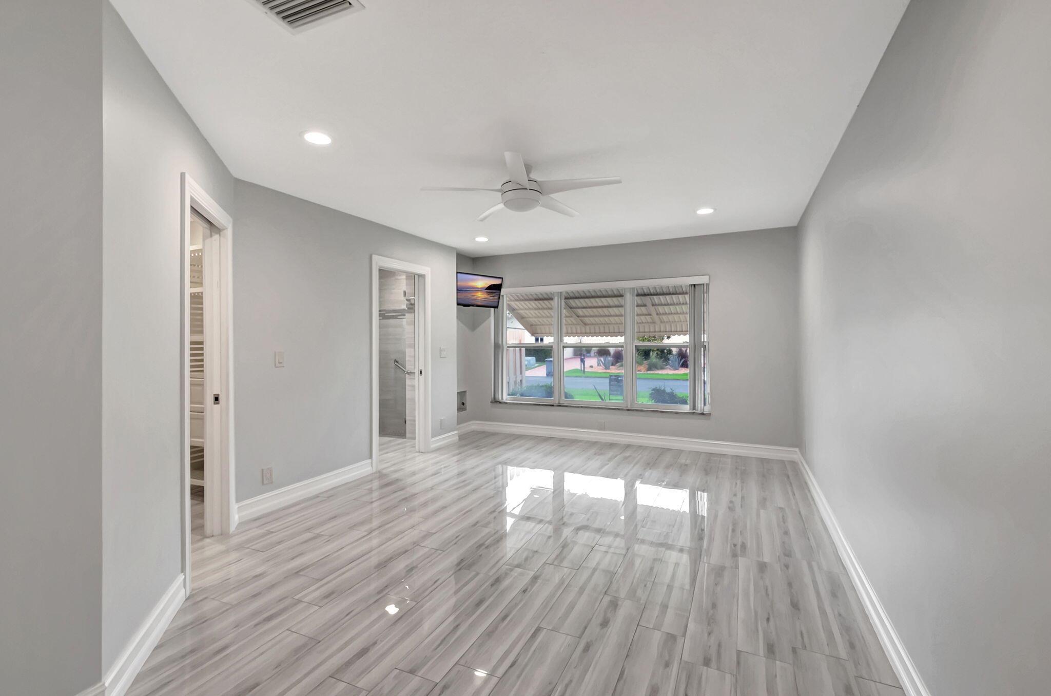 5846 Mirror Lakes Boulevard