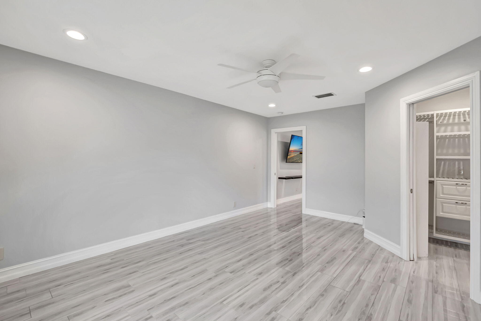 5846 Mirror Lakes Boulevard
