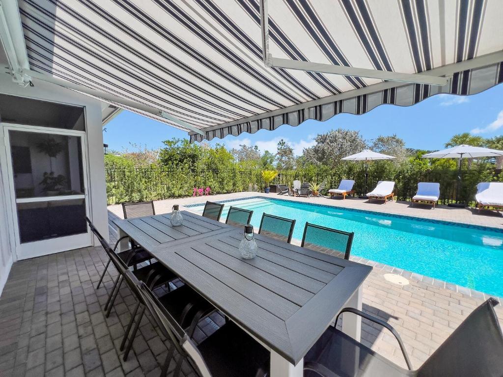 864 Sterling Pine Place, Loxahatchee