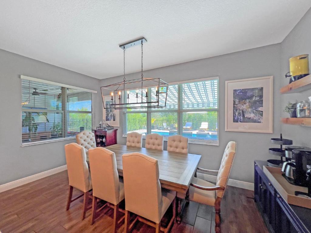 864 Sterling Pine Place, Loxahatchee