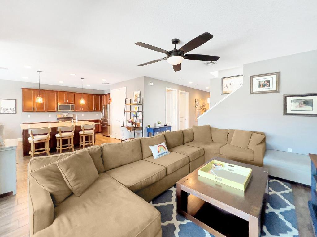 864 Sterling Pine Place, Loxahatchee