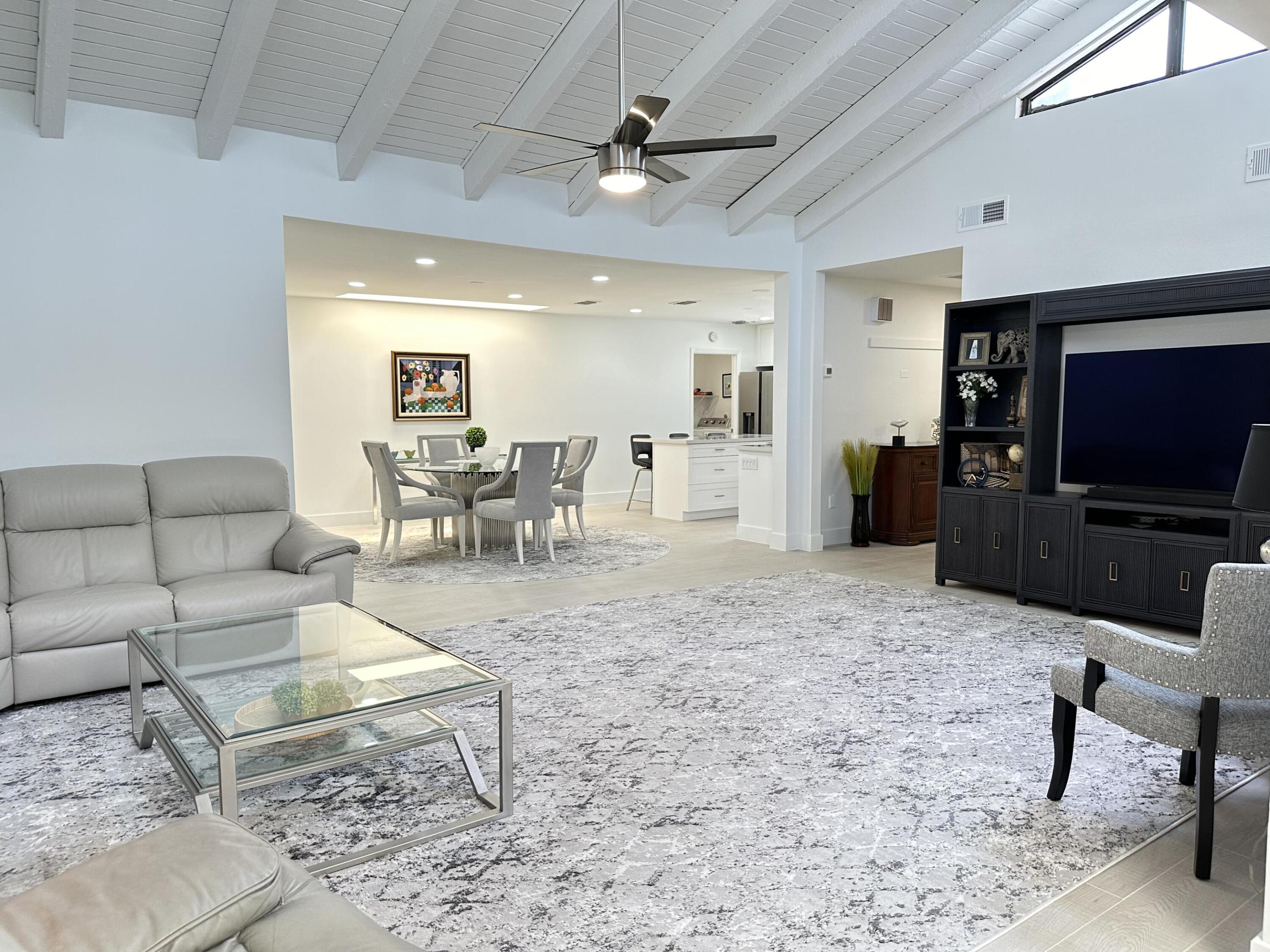 9302 Vista Del Lago A