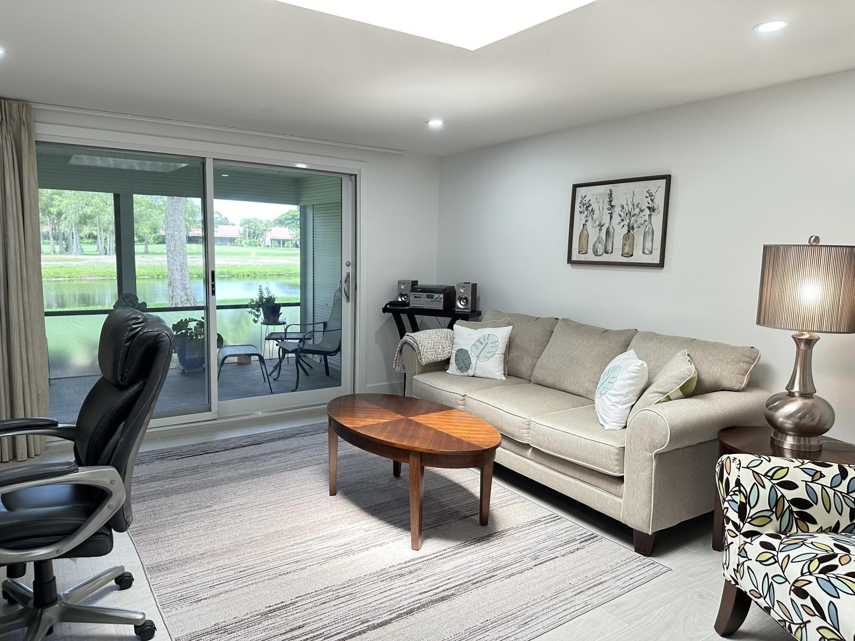 9302 Vista Del Lago A