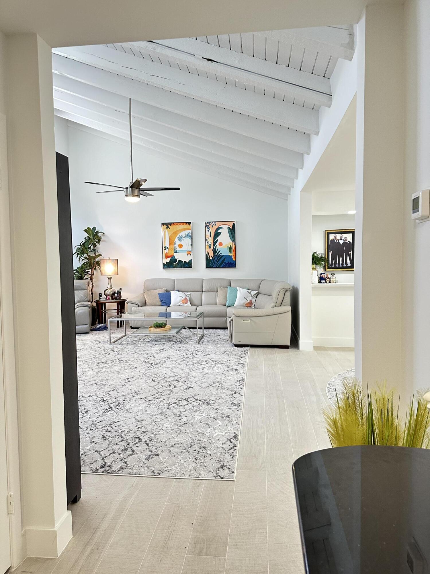 9302 Vista Del Lago A