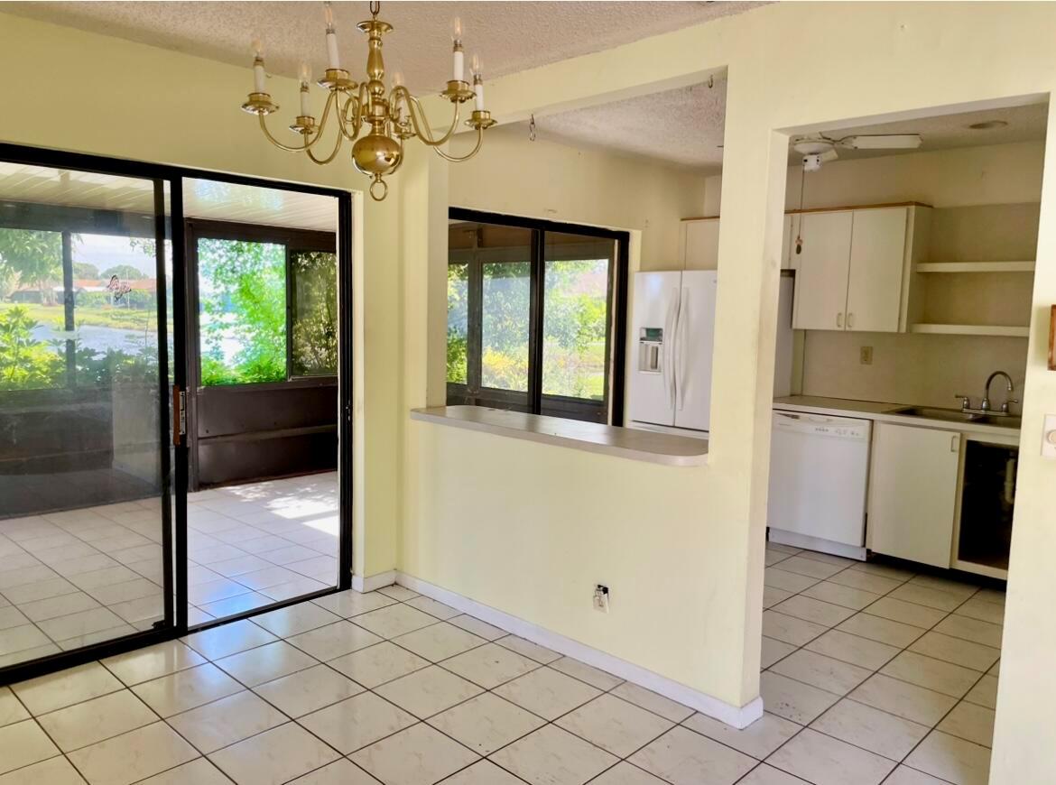 5671 Mirror Lakes Boulevard