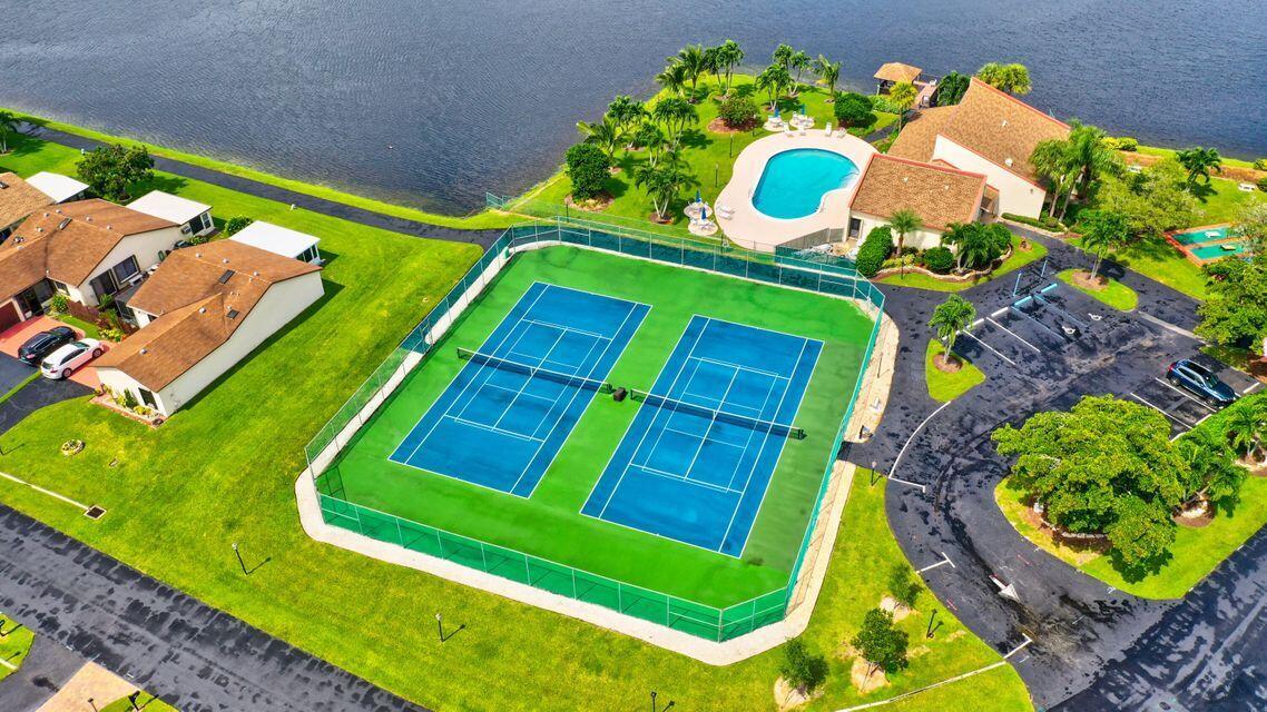 5671 Mirror Lakes Boulevard