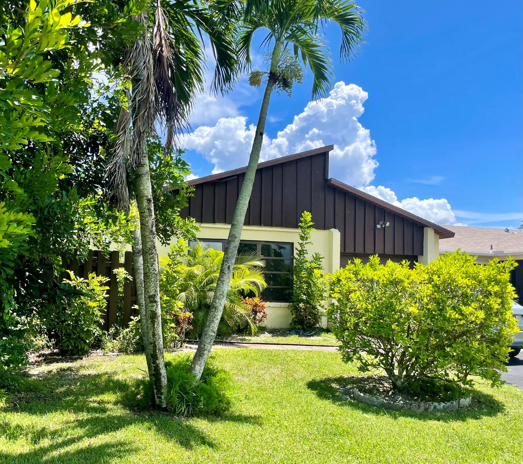 5671 Mirror Lakes Boulevard