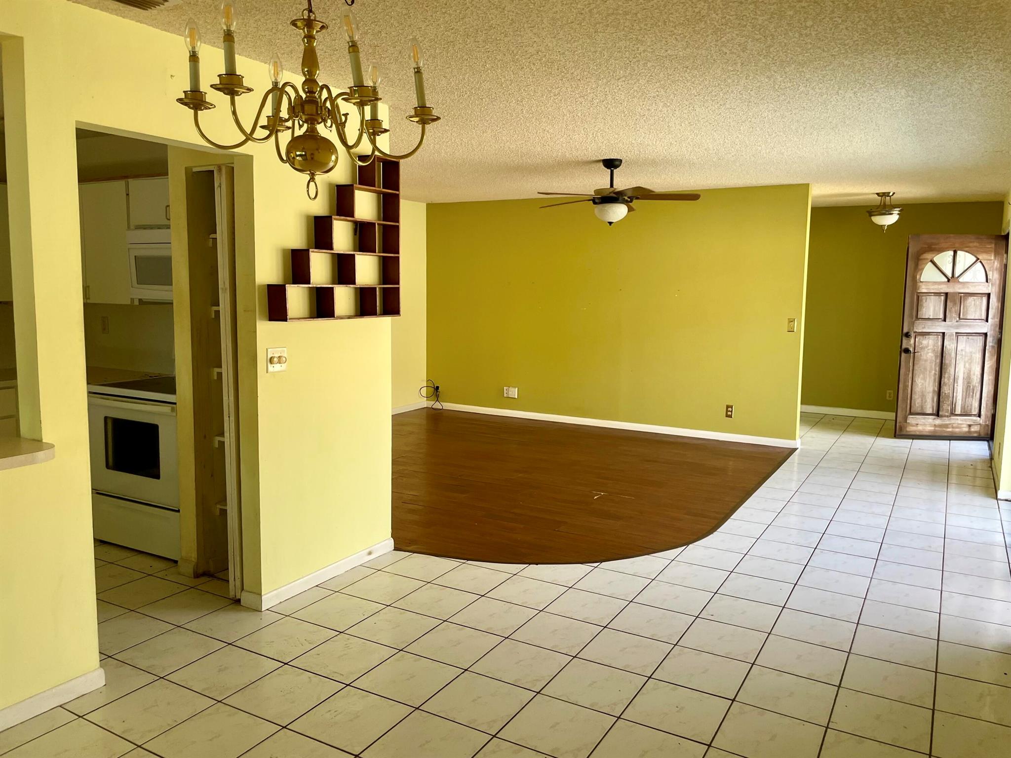 5671 Mirror Lakes Boulevard