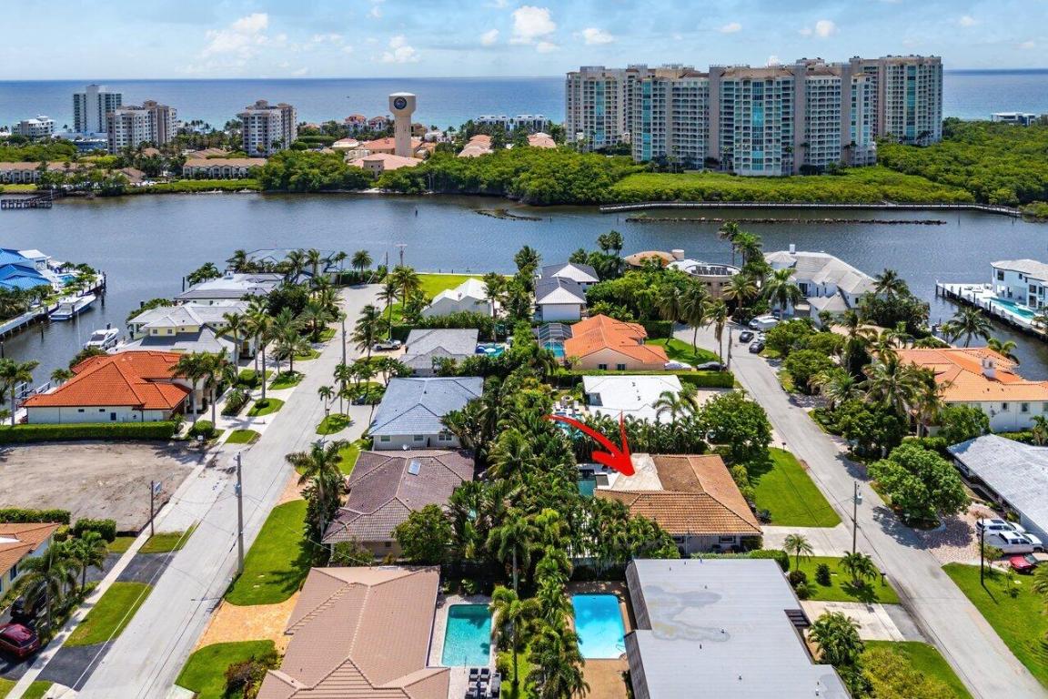 855 Berkeley Street ()