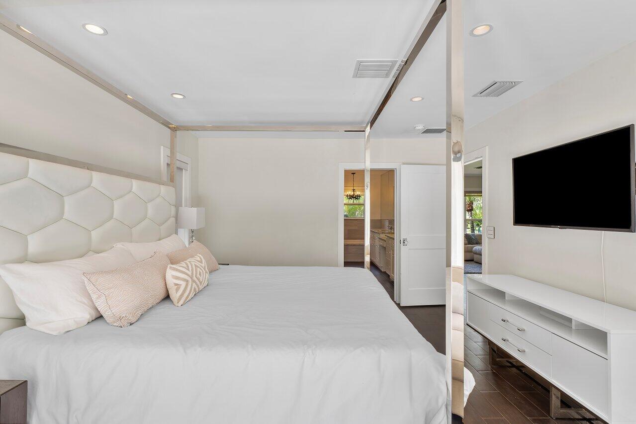 855 Berkeley Street ()