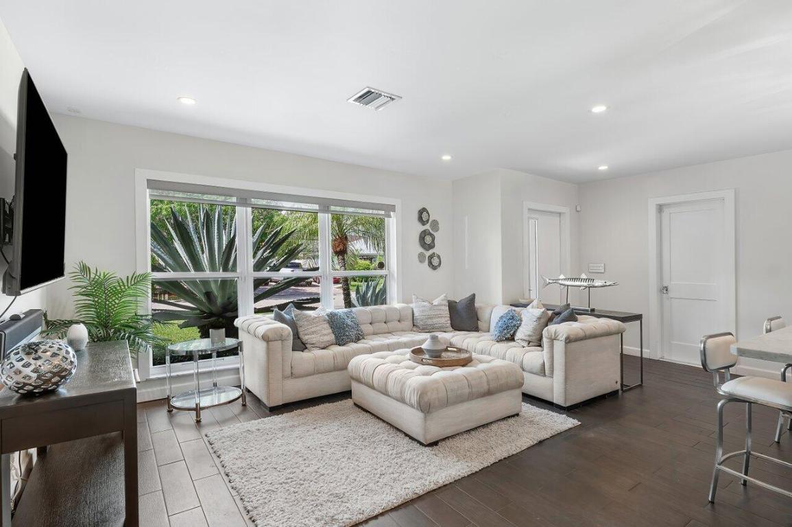 855 Berkeley Street ()