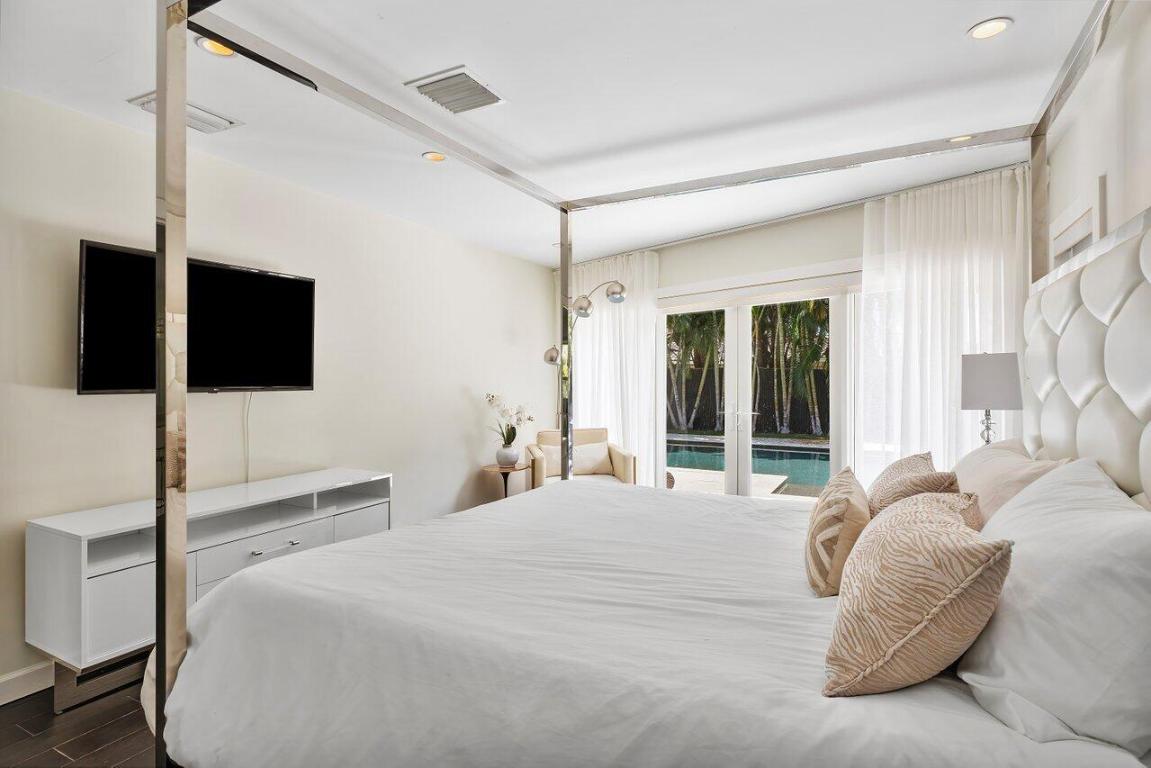 855 Berkeley Street ()