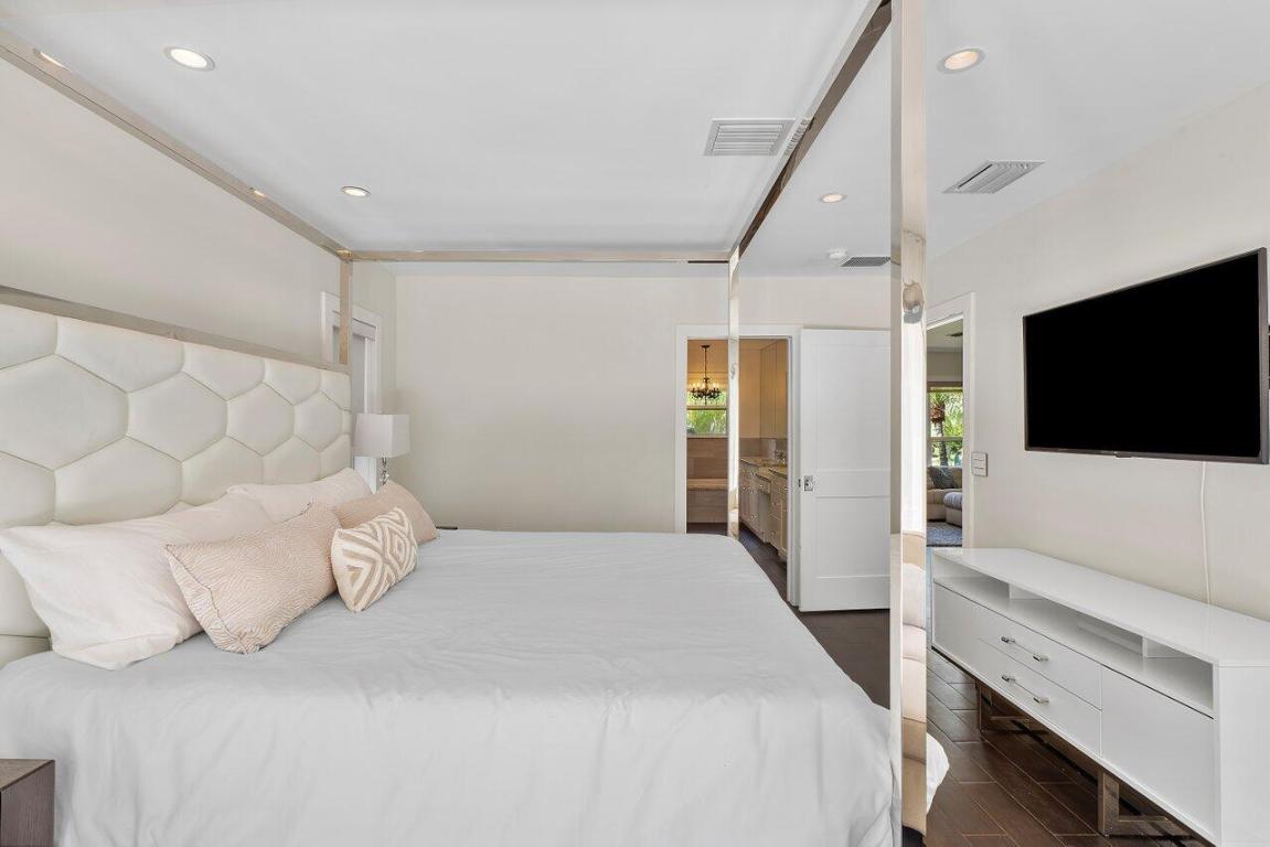 855 Berkeley Street ()