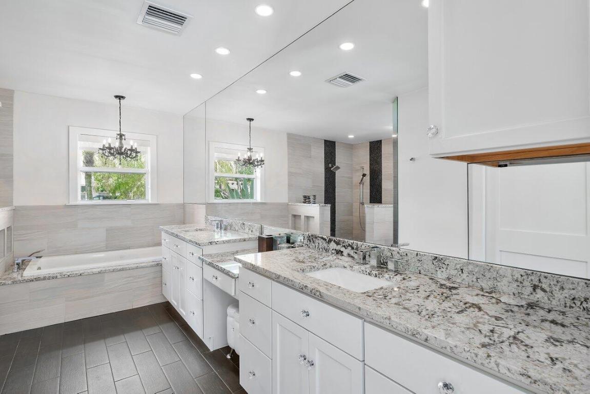 855 Berkeley Street ()