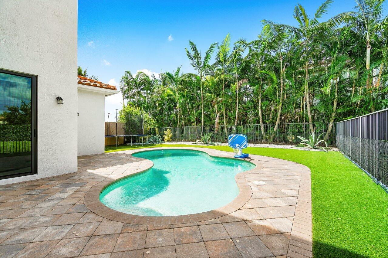 9542 Eden Roc Court