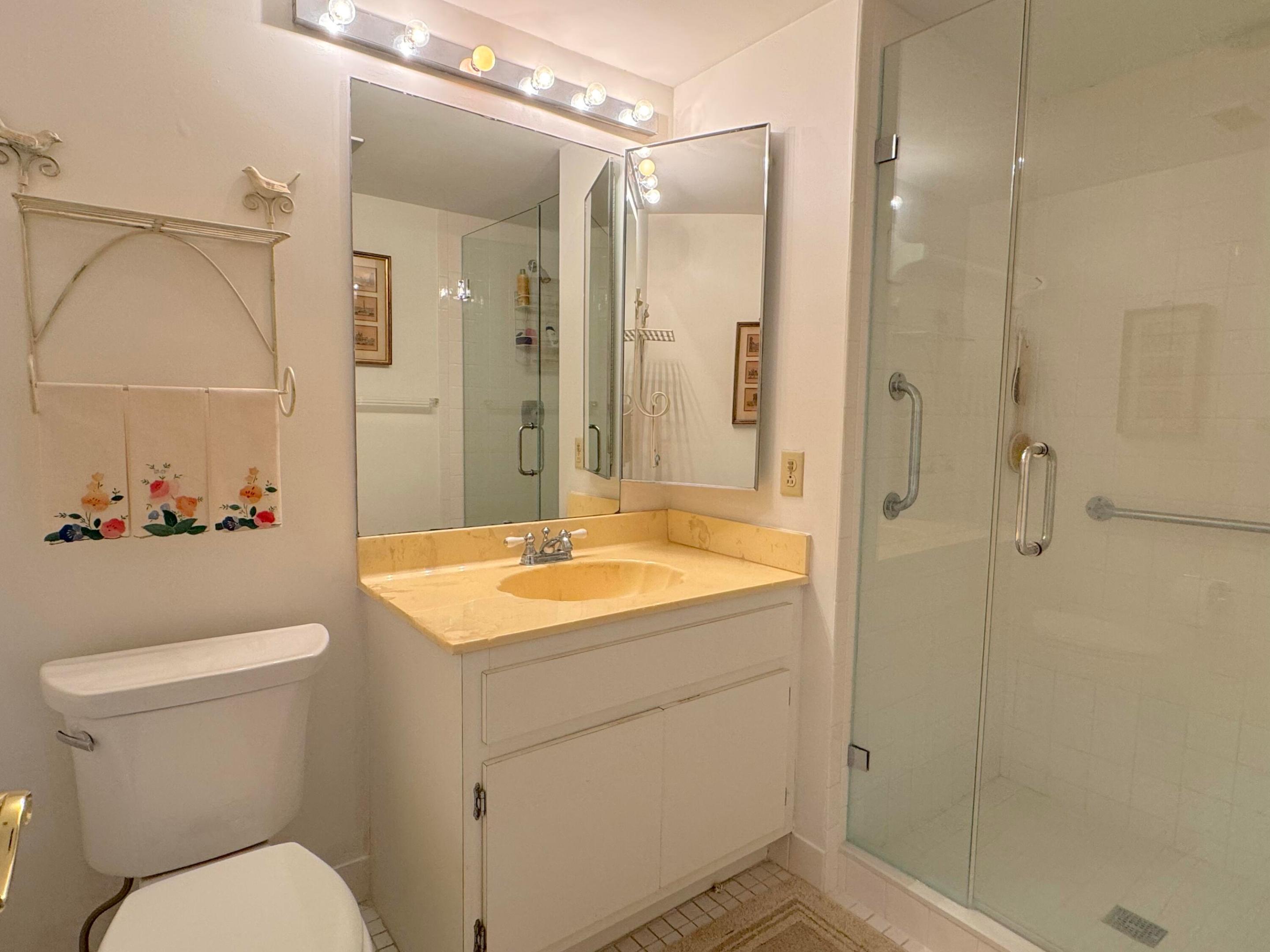 9 Stratford Drive E B