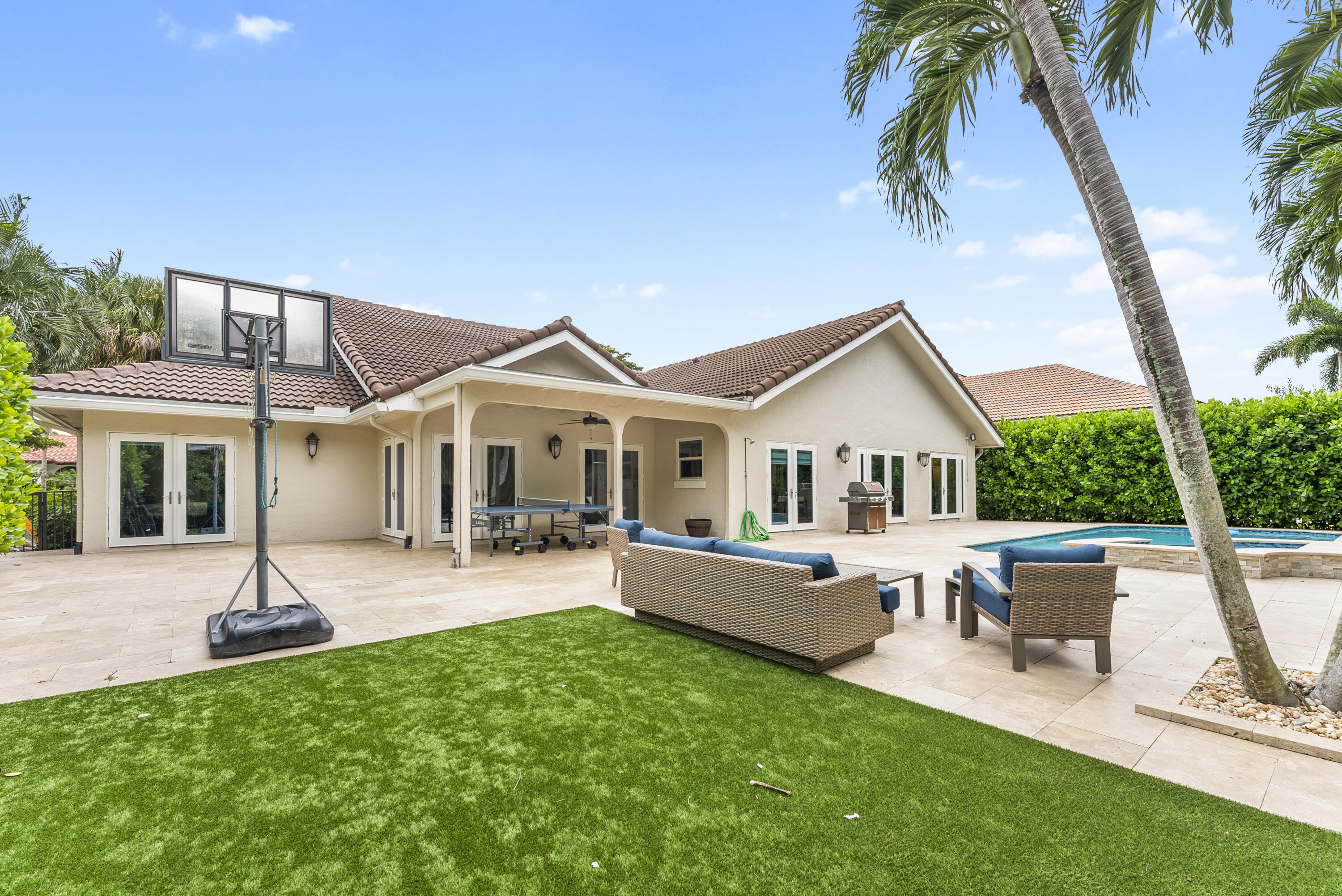 915 Parkside Circle N