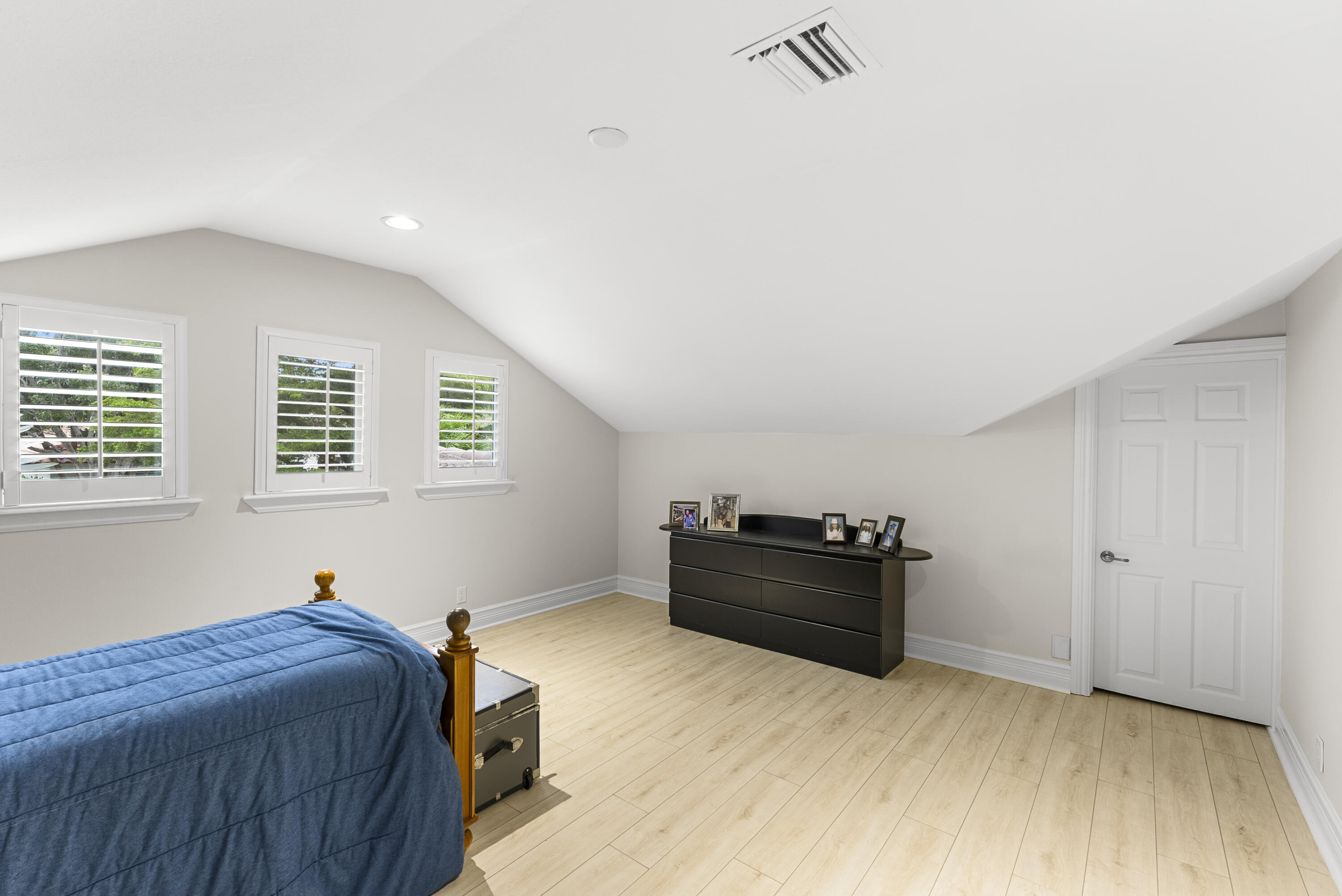 915 Parkside Circle N