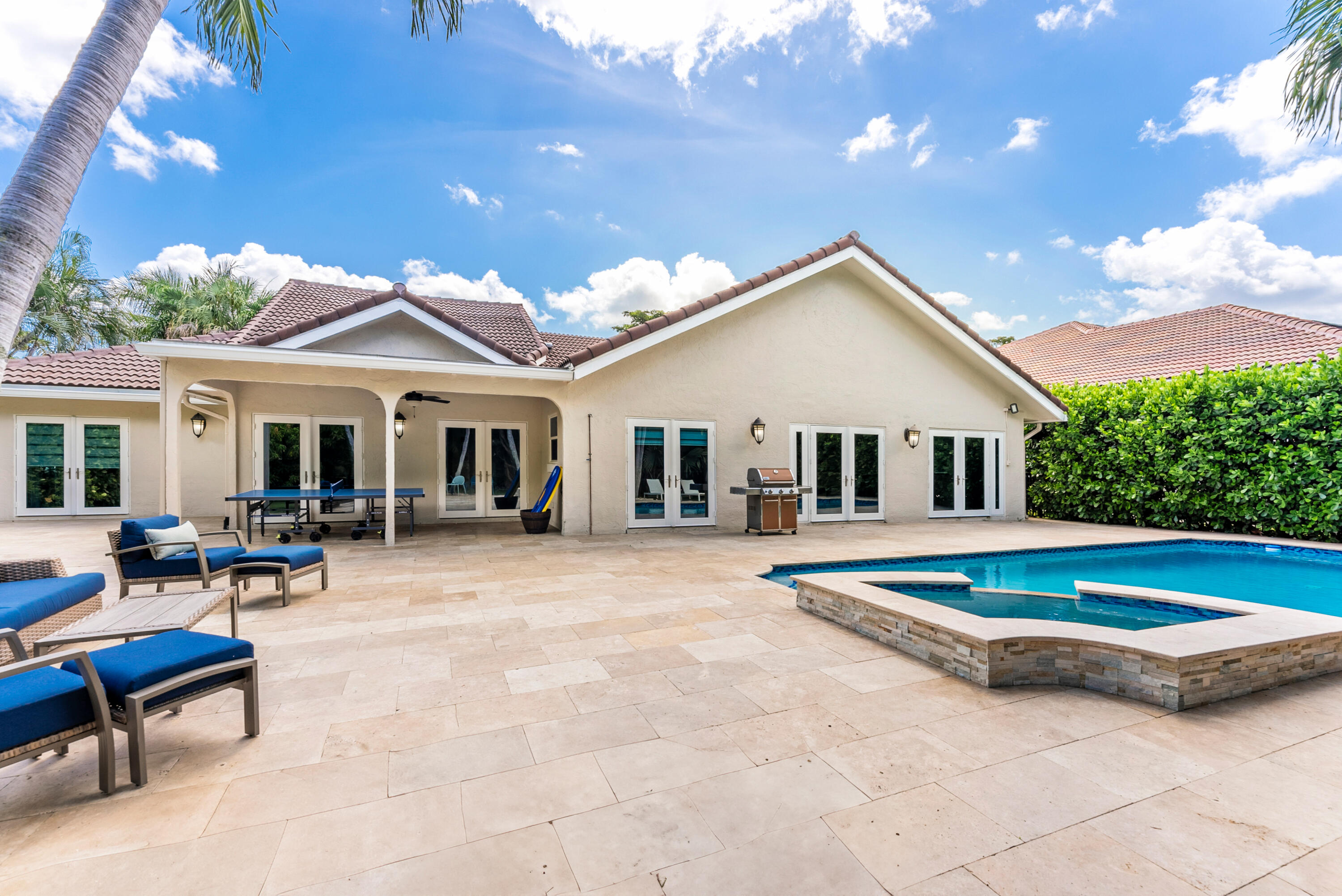 915 Parkside Circle N