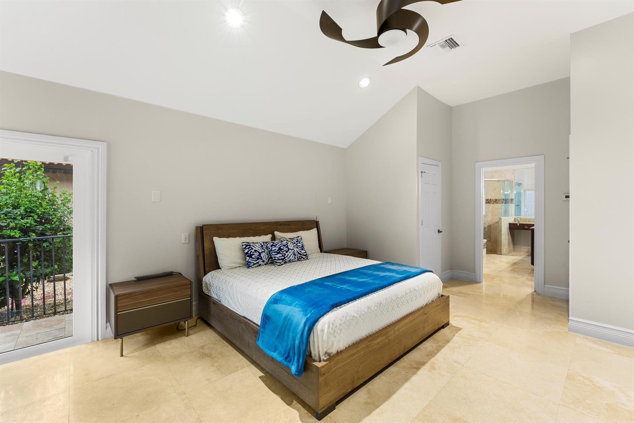 915 Parkside Circle N