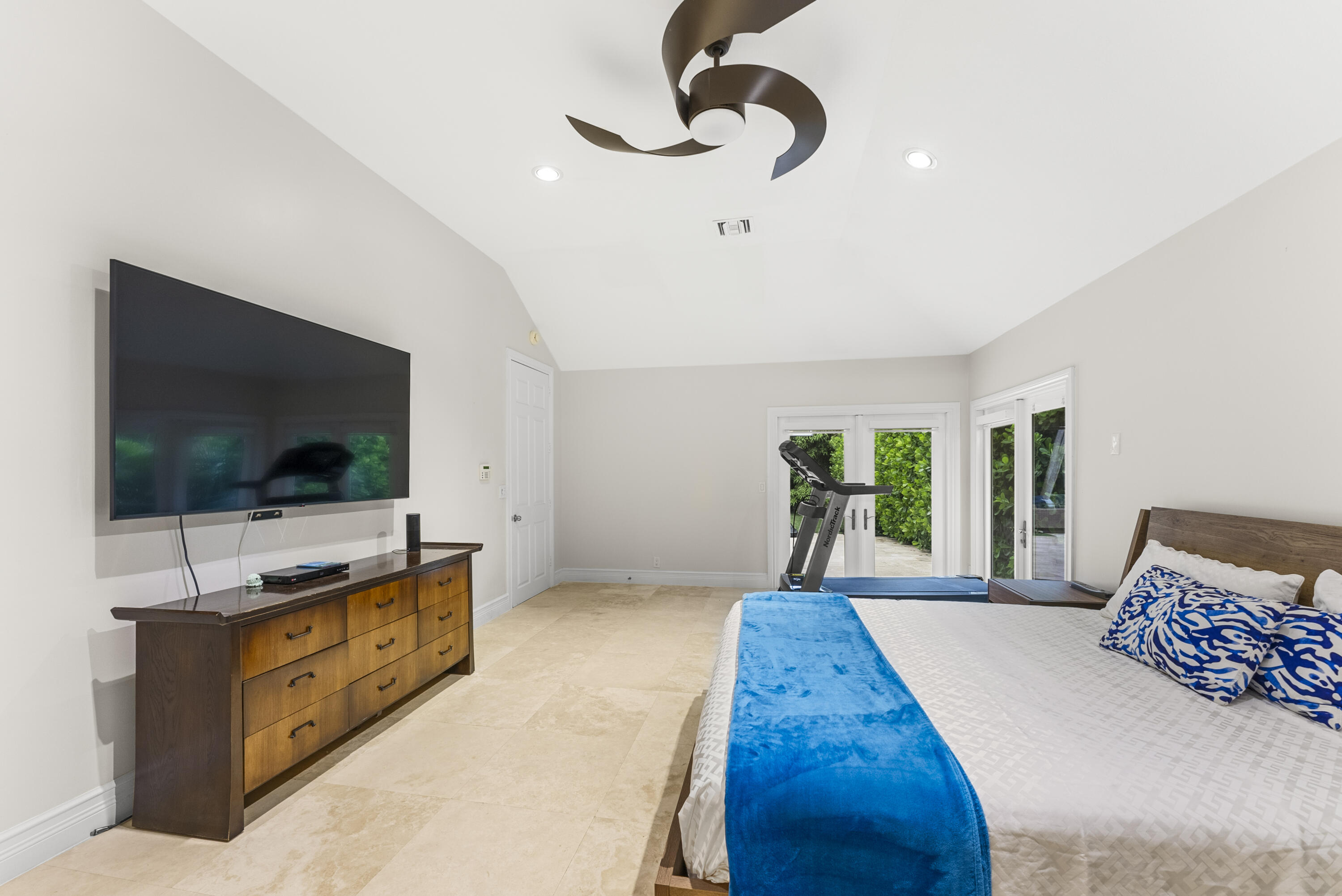 915 Parkside Circle N