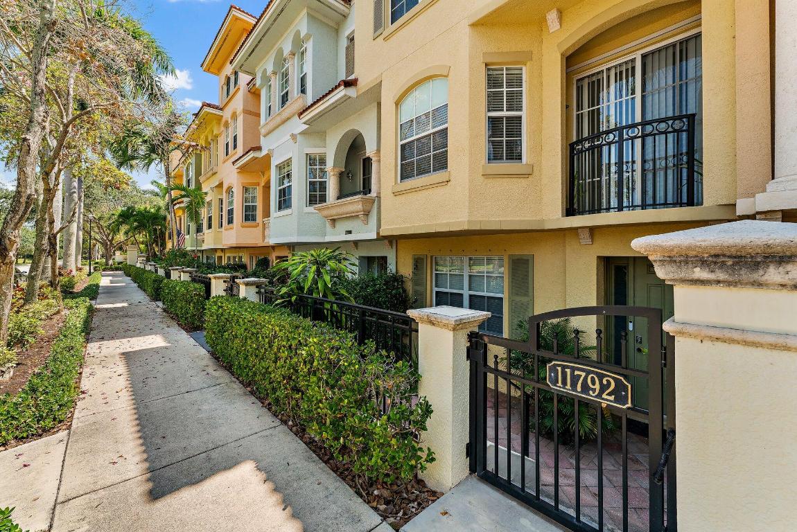 11792 Valencia Gardens Avenue