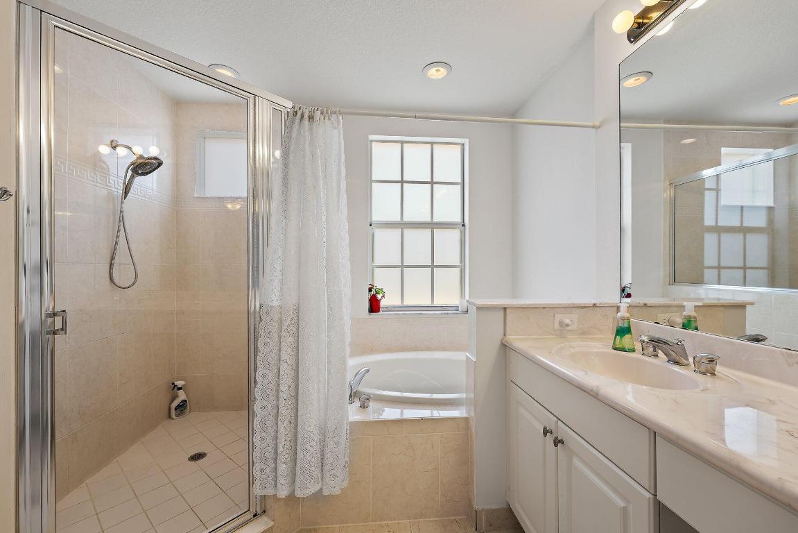 11792 Valencia Gardens Avenue