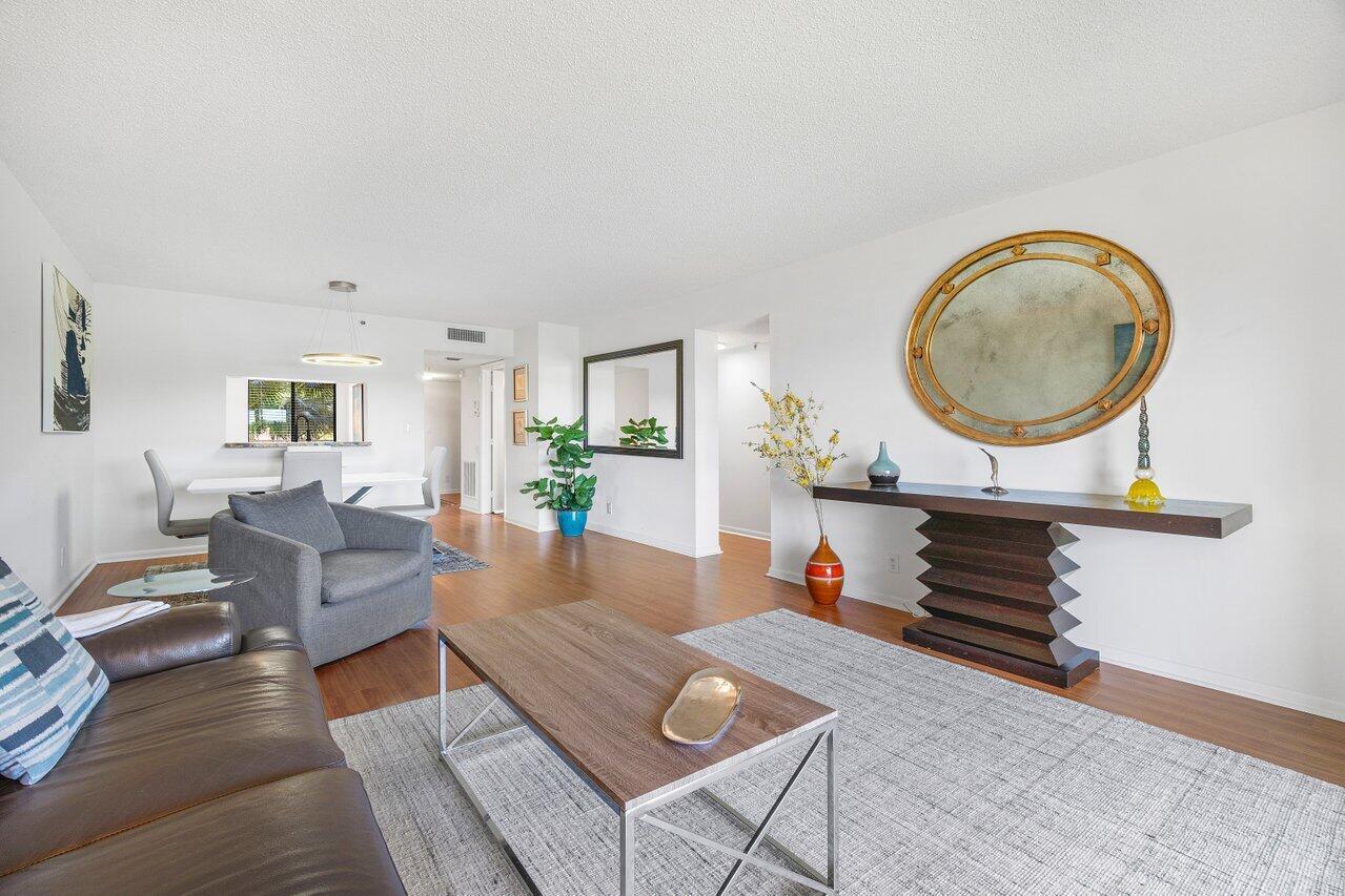 6866 Huntington Lane 205