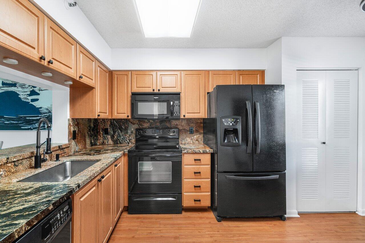 6866 Huntington Lane 205