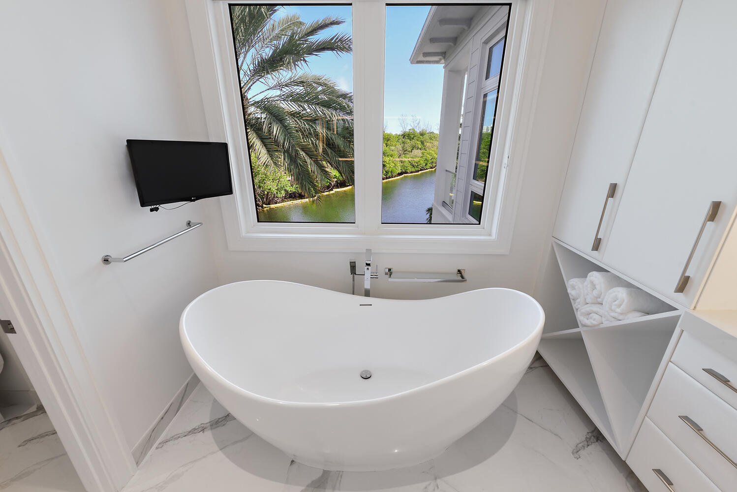 551 NE Waterway Lane