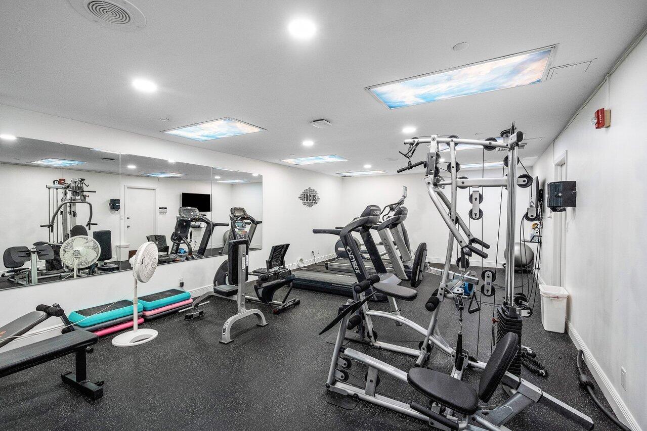 2900 NE 14th St Causeway 807