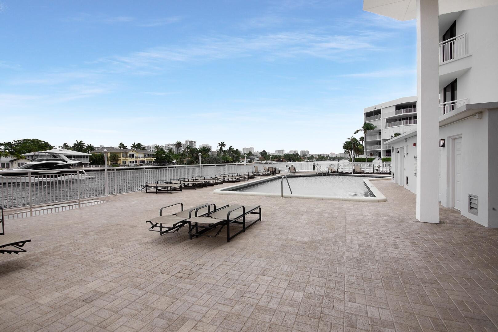 3100 NE 48th Street Ph10