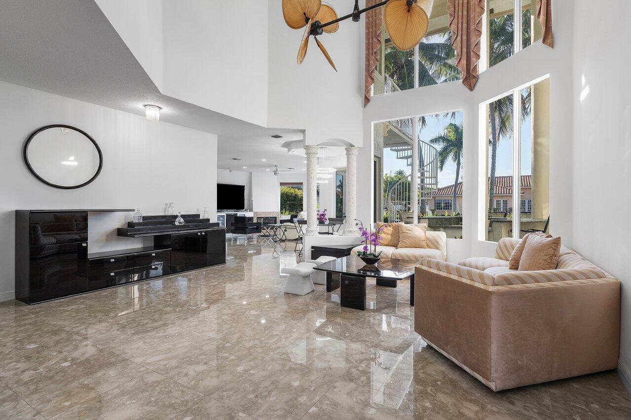 560 SW 15th Street