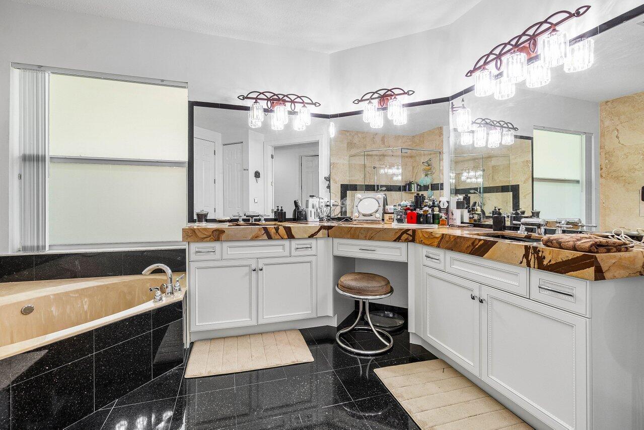 560 SW 15th Street