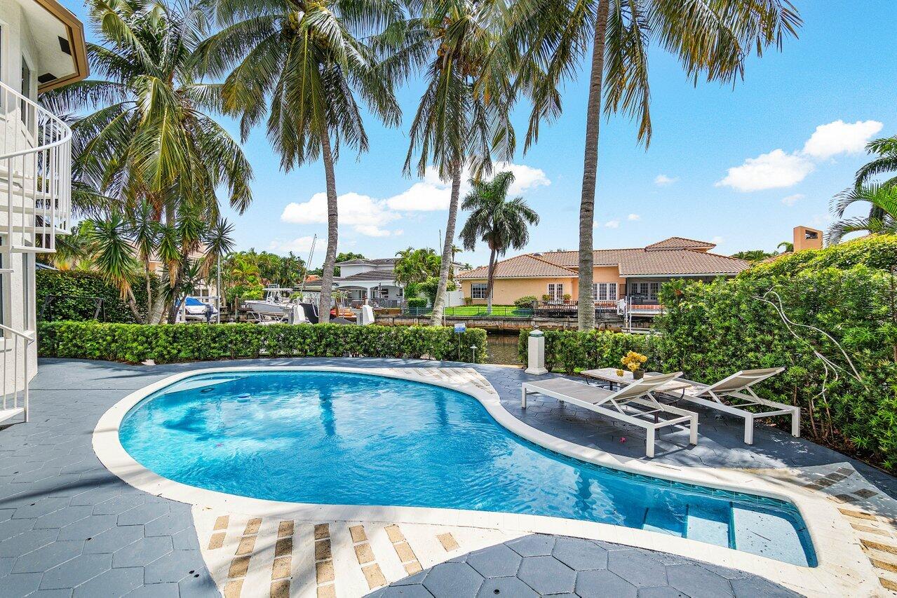 560 SW 15th Street