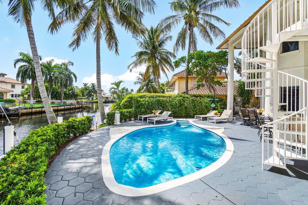 560 SW 15th Street