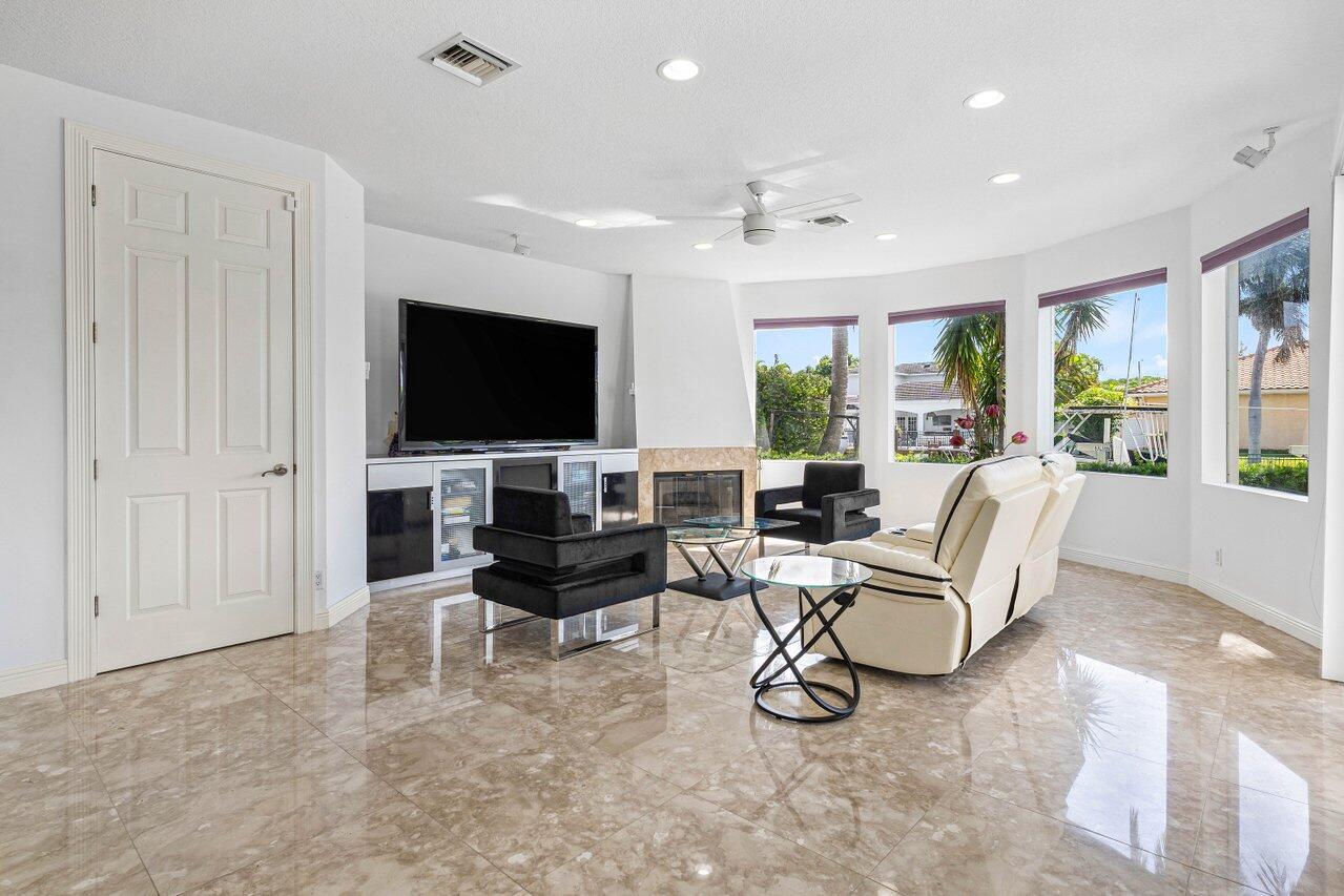 560 SW 15th Street