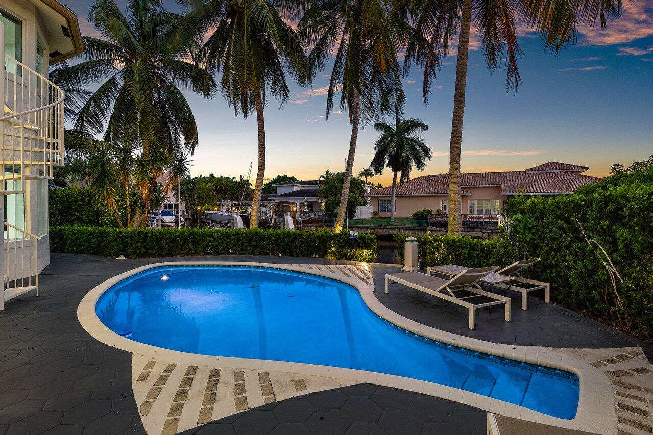 560 SW 15th Street