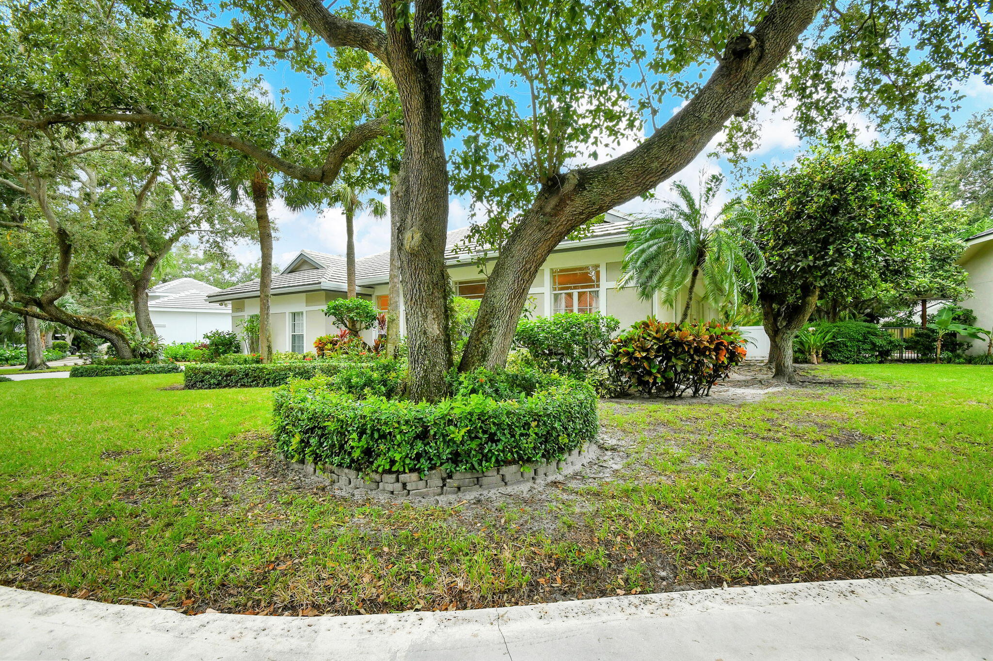 2773 Hampton Circle S