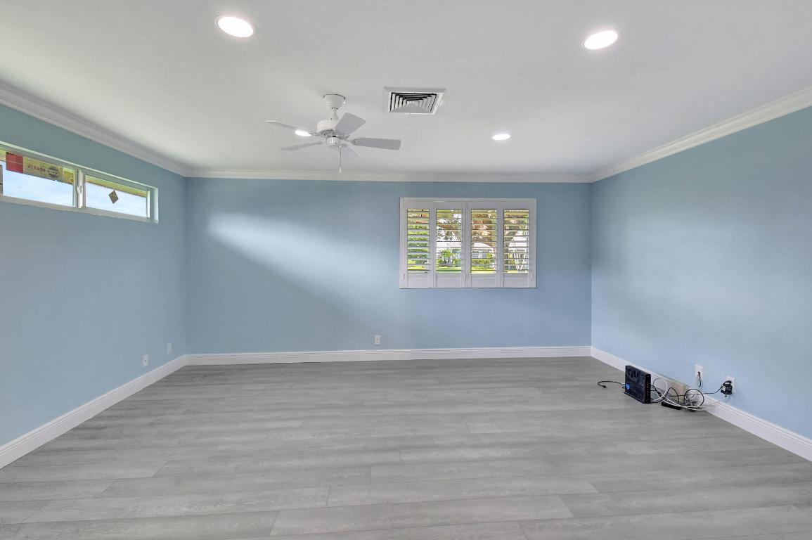 11601 N Lake Drive 10 Garden