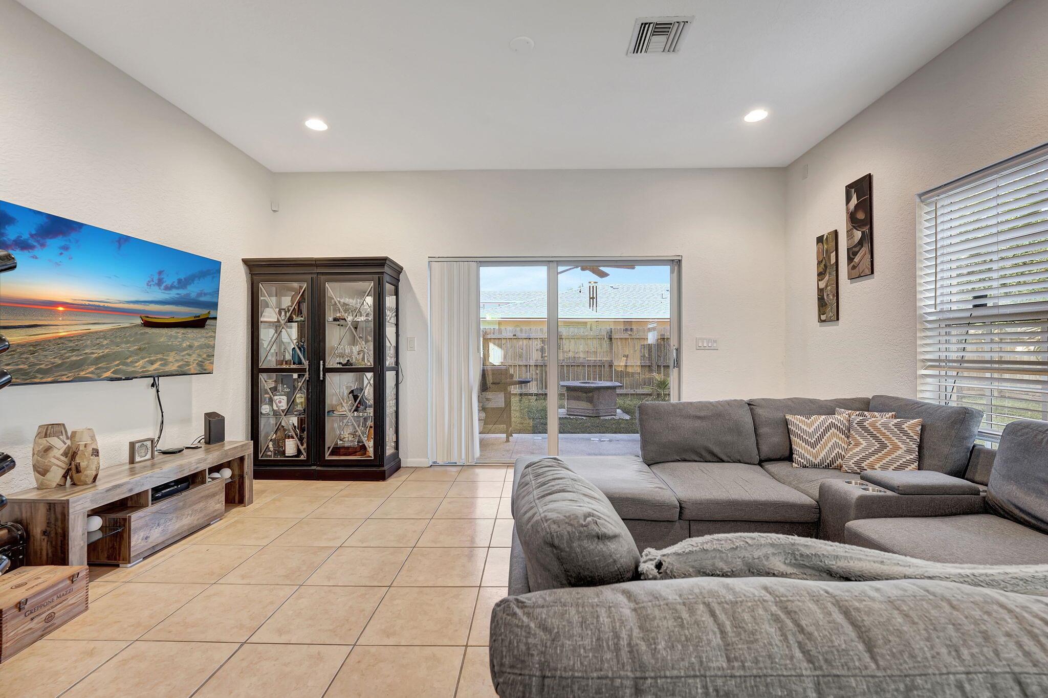 195 NW 2nd Street