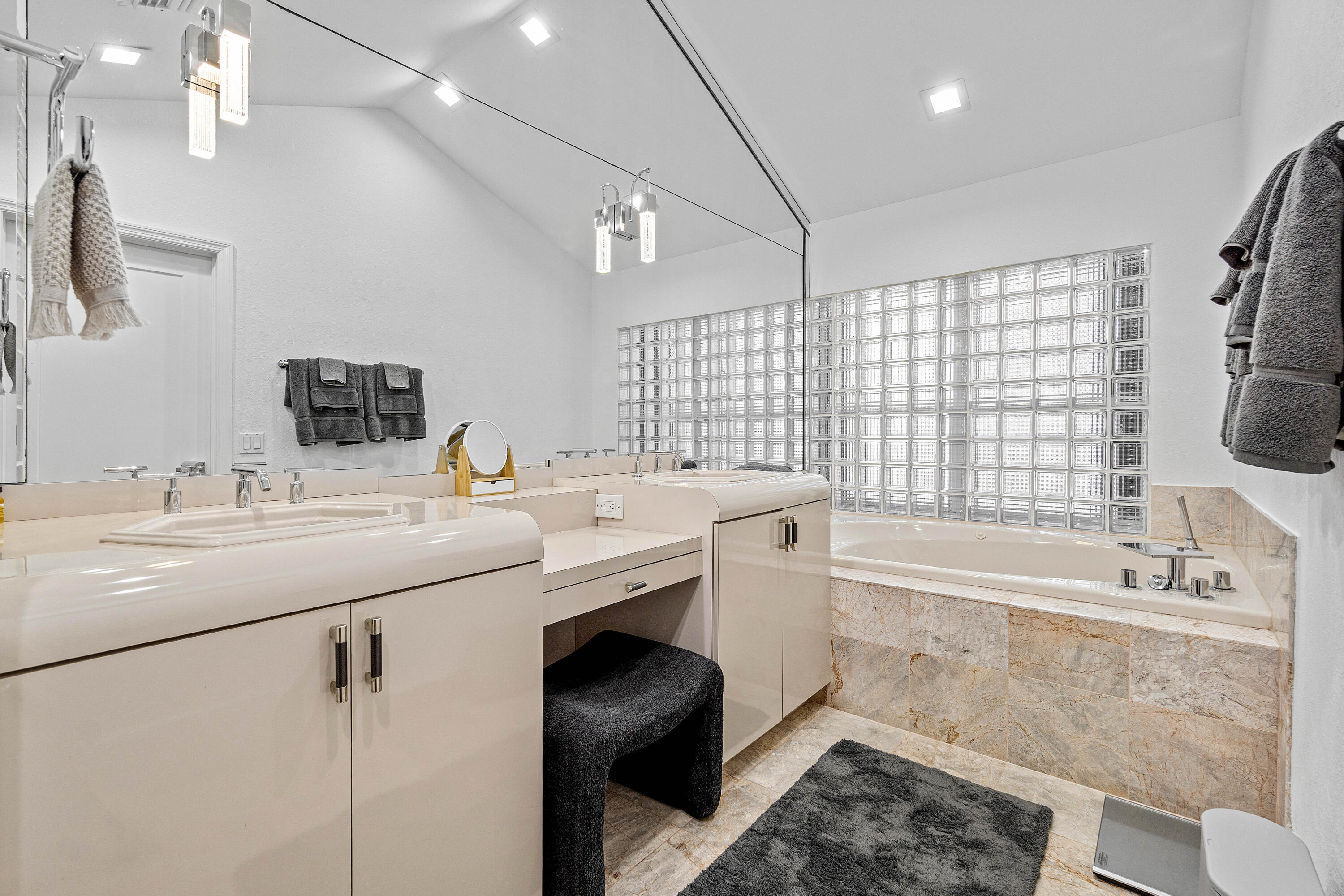 2677 N Ocean Boulevard Th-18-H