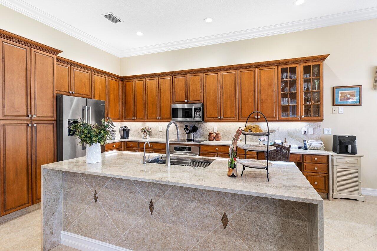 6807 Shamrock Trail