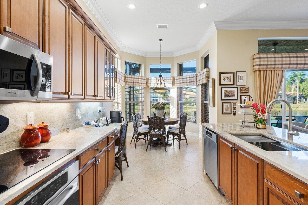 6807 Shamrock Trail
