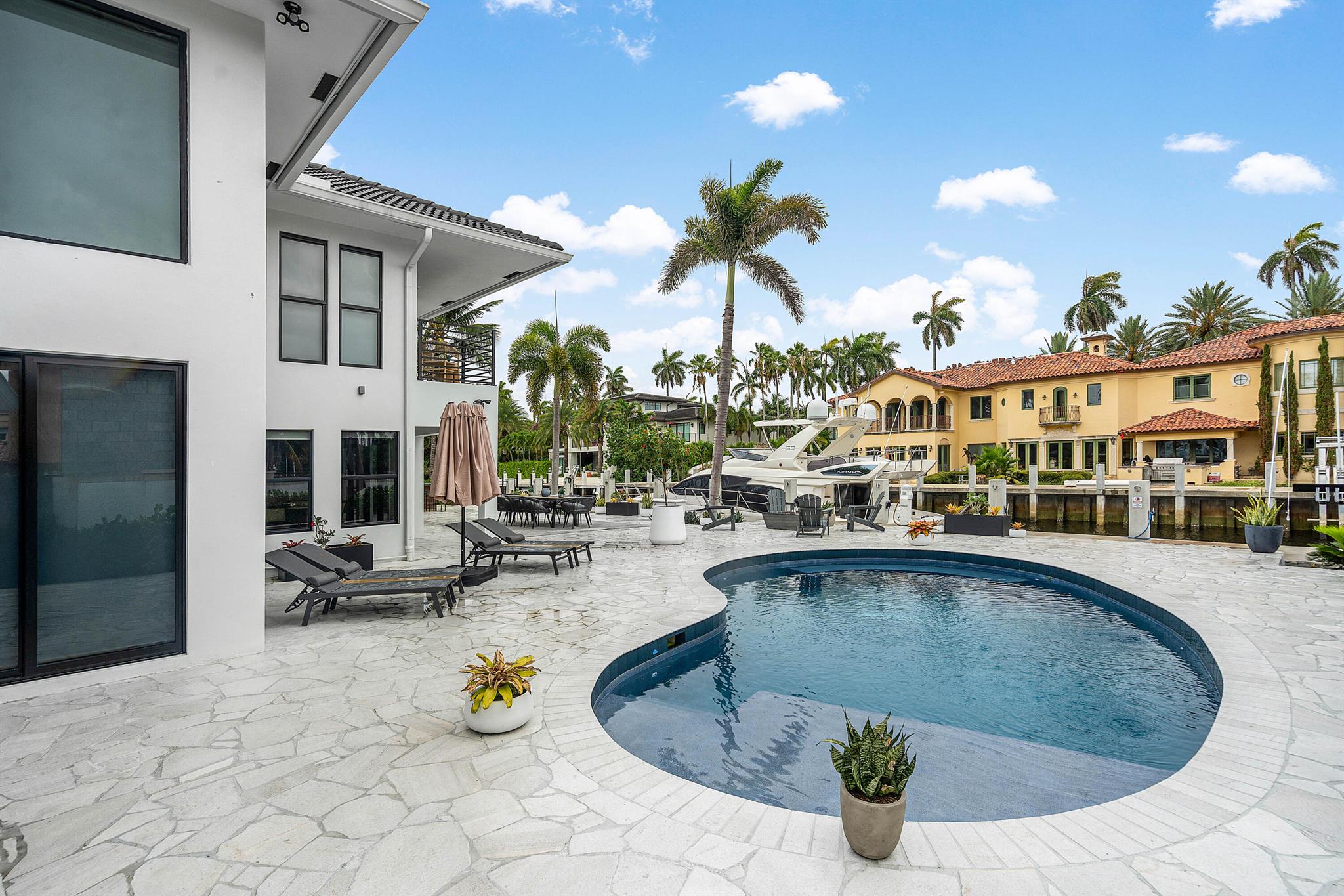 425 Coral Way