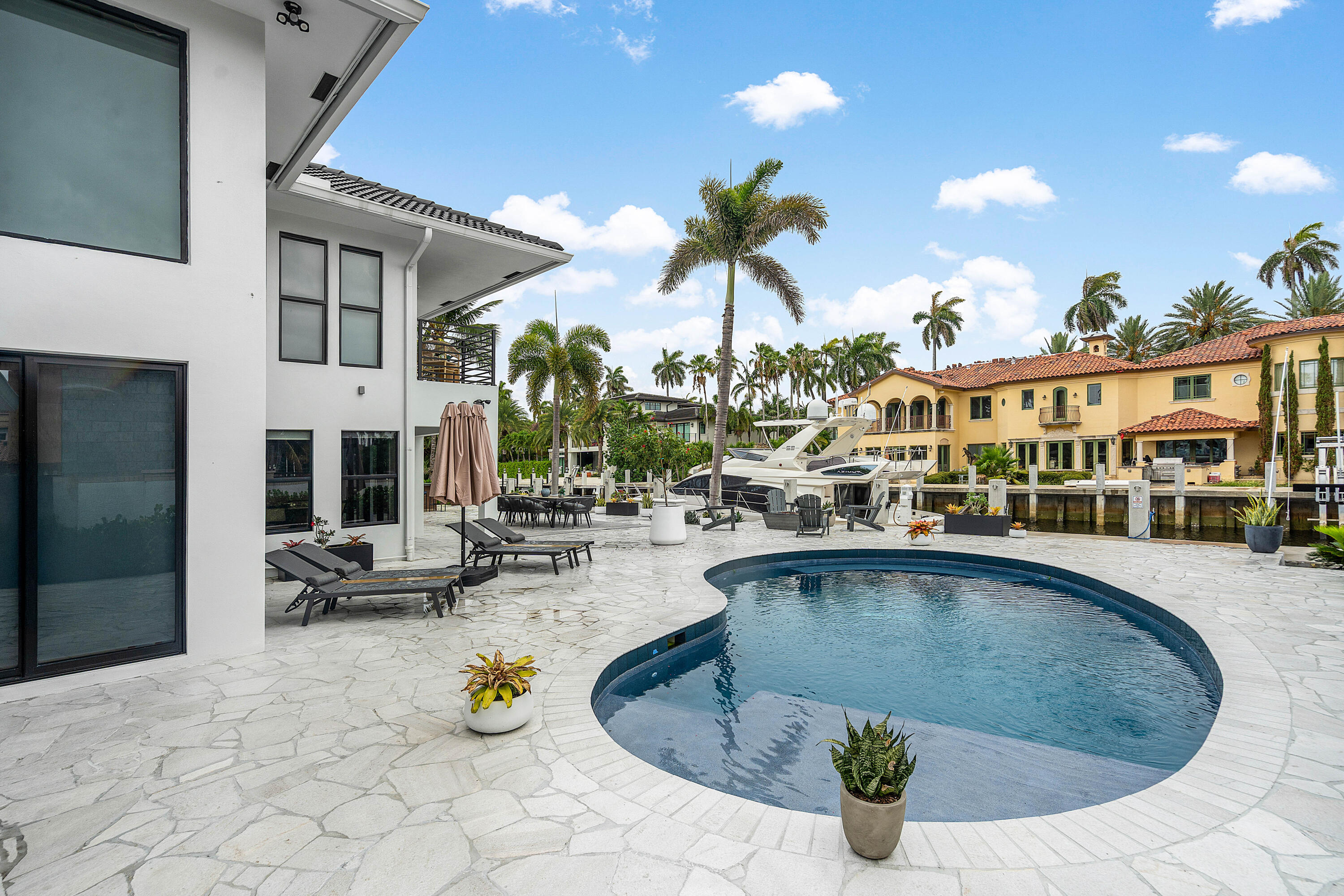 425 Coral Way