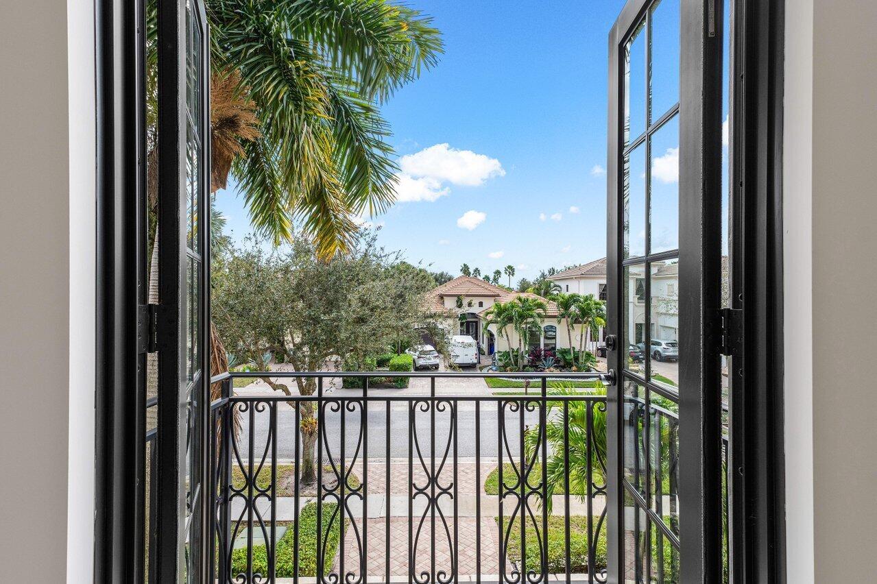 17939 Lake Azure Way